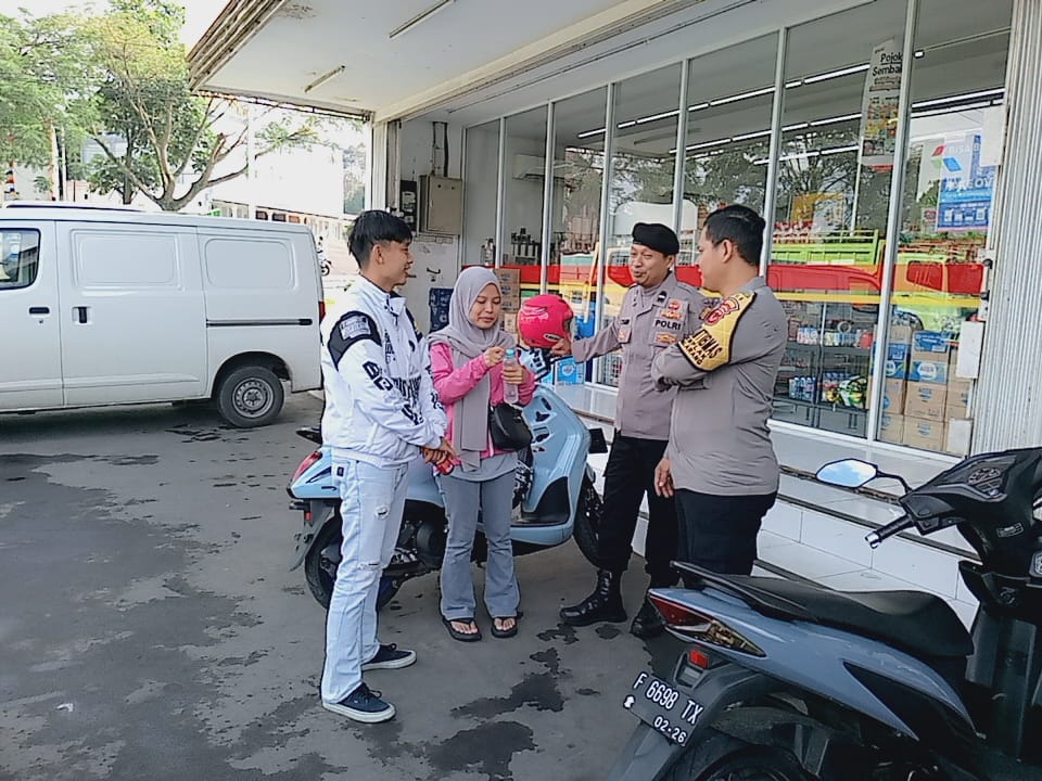 Polisi Patroli Siang Sambangi  Minimarket Dan Dialogis Dengan Masyarakat