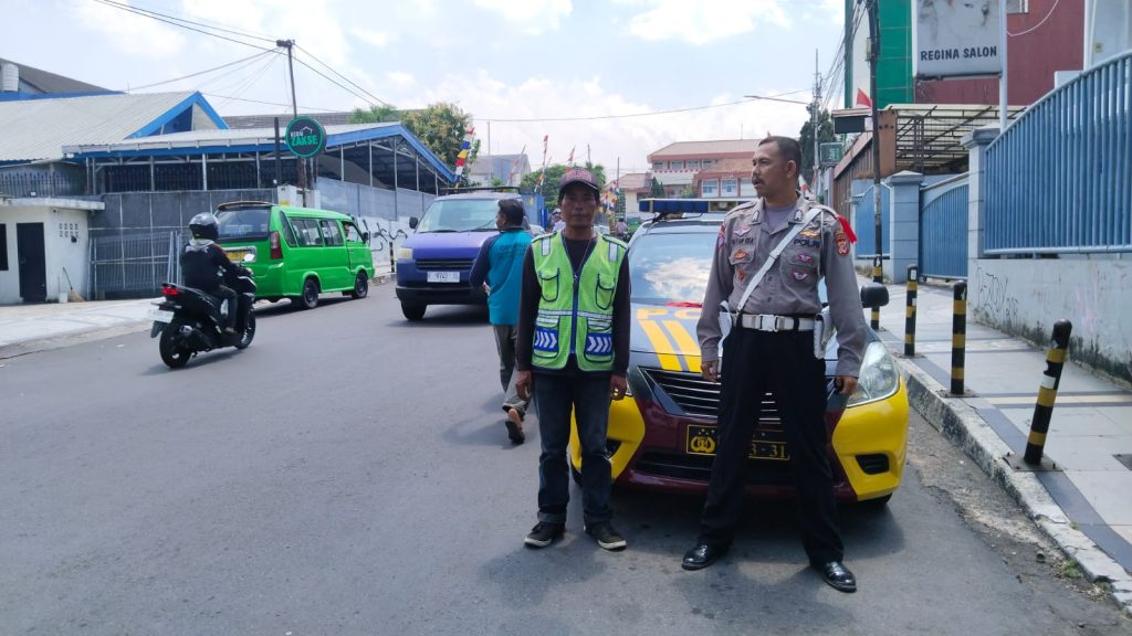 Polsek Cikole Laksanakan Giat Dialogis Dengan Juru Parkir