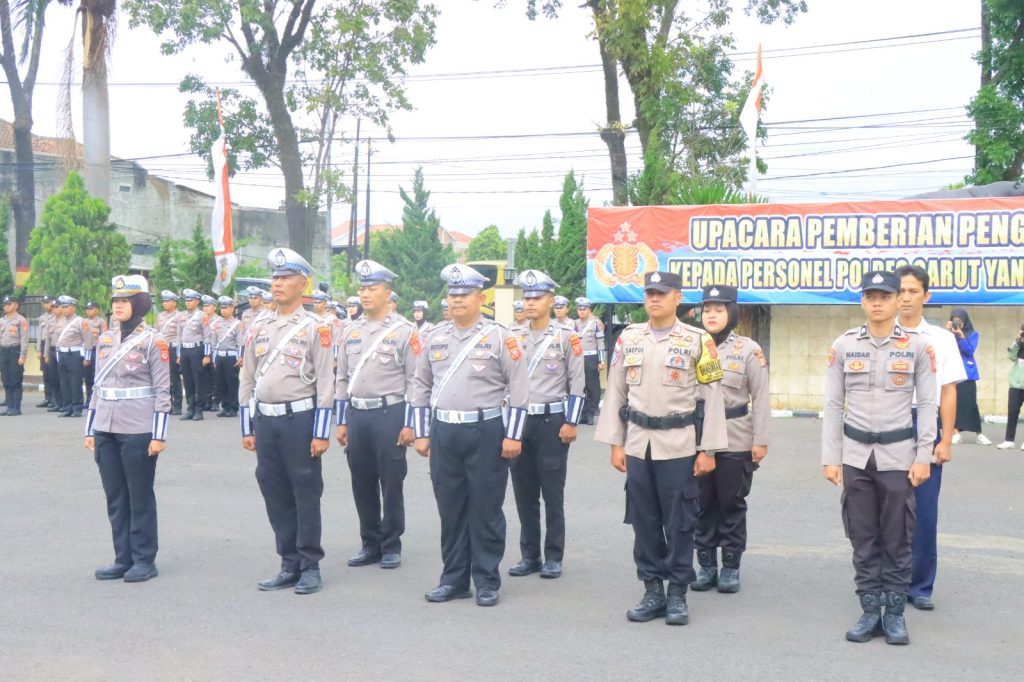 Kapolres Garut Berikan Penghargaan Kepada Personel Berprestasi