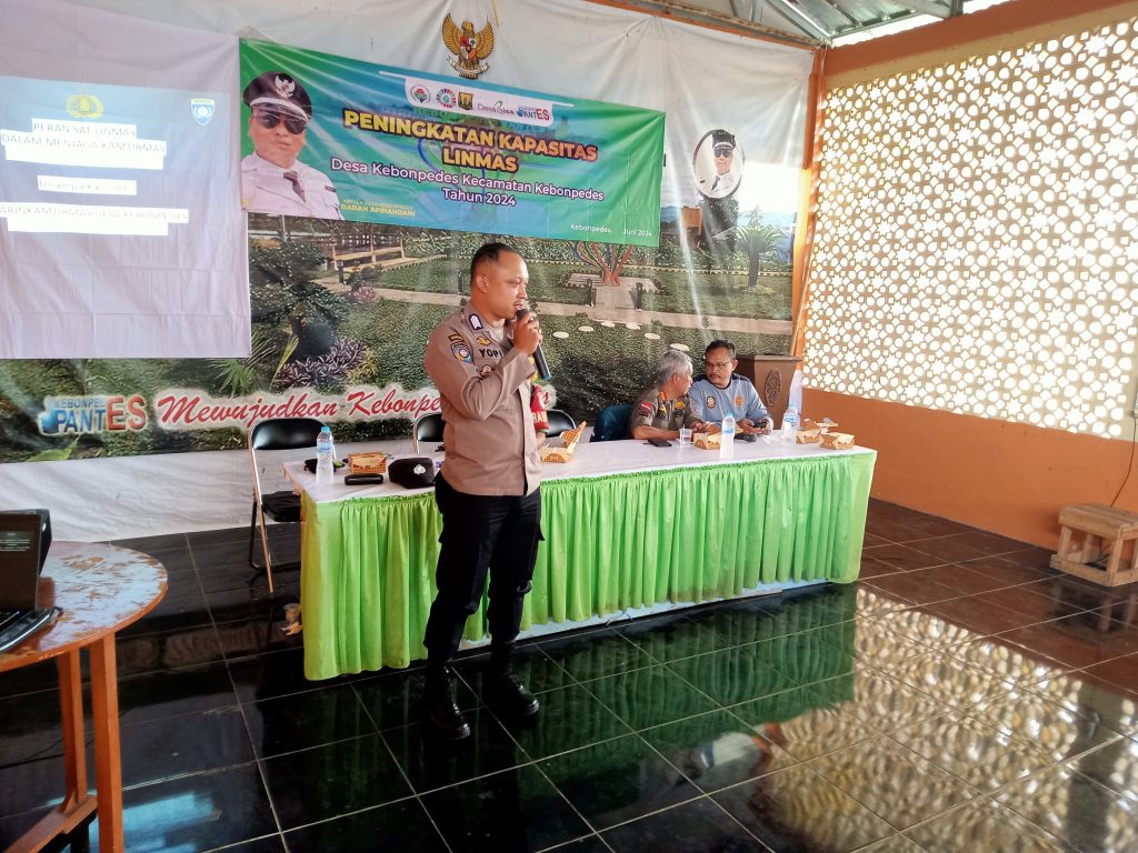 Bhabinkamtibmas Polsek Kebonpedes Berikan Pembekalan Dalam Kegiatan Peningkatan Kapasitas Linmas