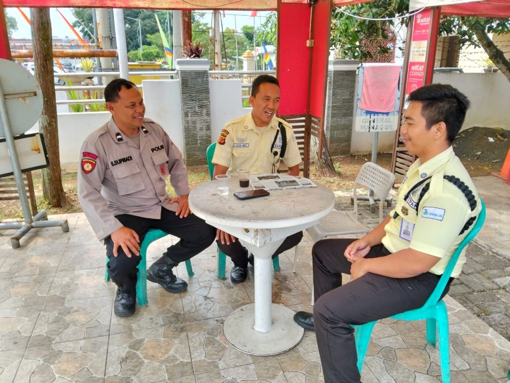 Panit Samapta Polsek Cikole Laksanakan Giat Dialogis Dengan Satpam