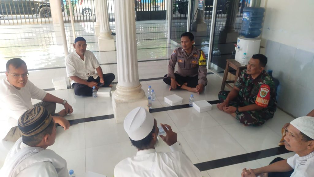 Pererat silaturahmi Bhabinkamtibmas Drajat Polsek kesambi Polres Cirebon Kota diskusi Kamtibmas