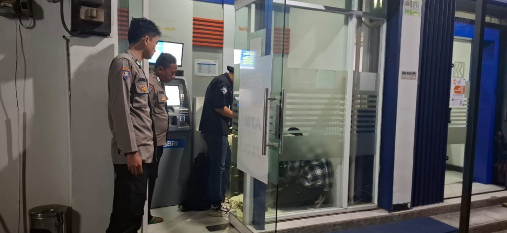 Personil Polsek Sukalarang Patroli Malam Hari Sambangi ATM BRI Cegah Kejahatan Perbankan