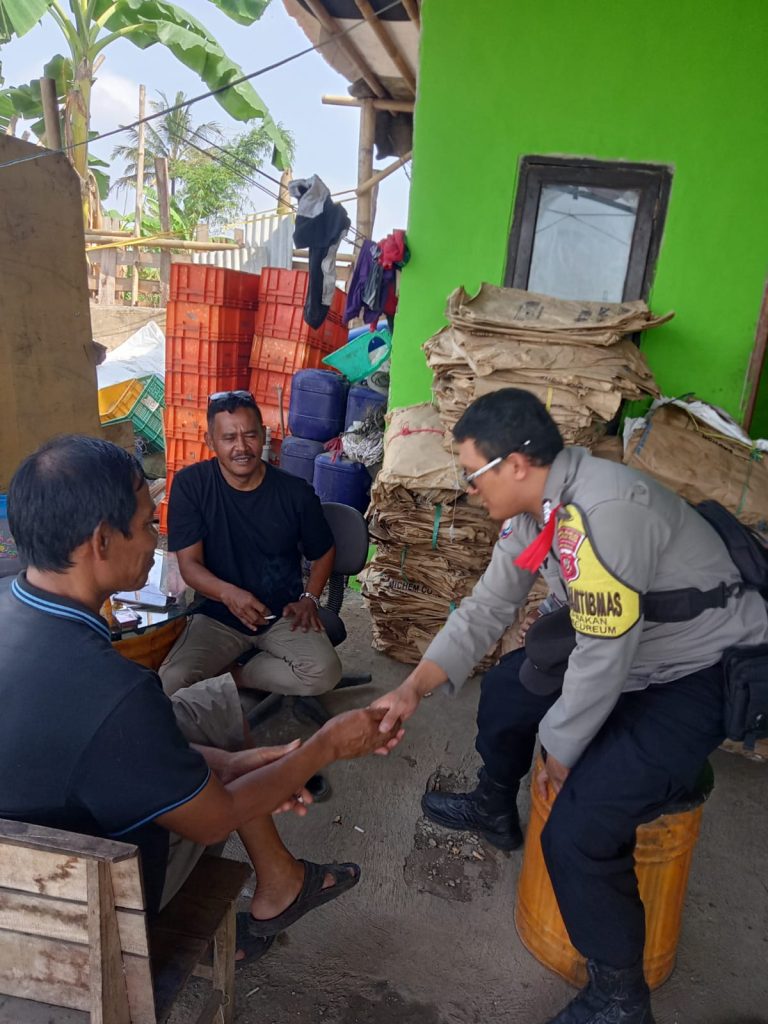 Bhabinkamtibmas Polsek Cibeureum melaksanakan kegiatan monitoring wilayah binaan dan berikan himbauan Kamtibmas