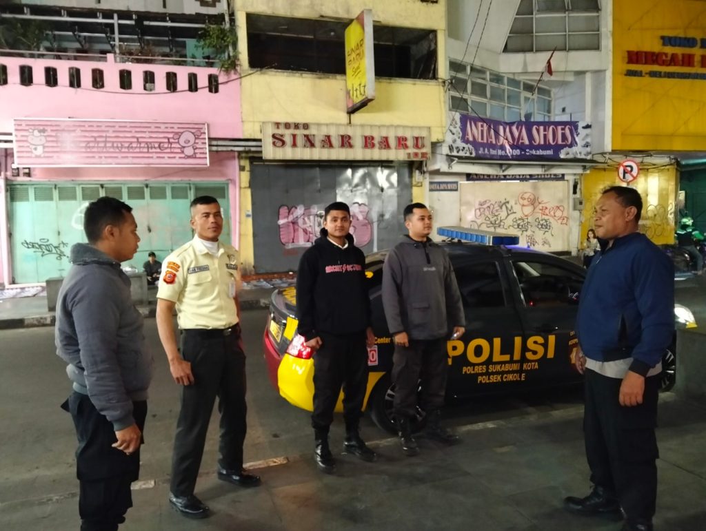 Polsek Cikole Laksanakan Patroli Malam Hari Dan Dialigis Dengan Satpam