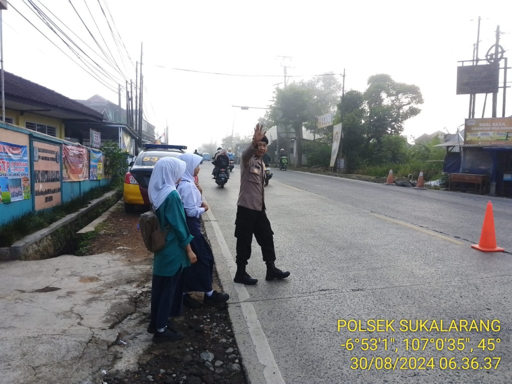 Wujud Kepedulian, Polisi Bantu Anak-Anak Sekolah Menyeberang Jalan