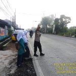 Wujud Kepedulian, Polisi Bantu Anak-Anak Sekolah Menyeberang Jalan