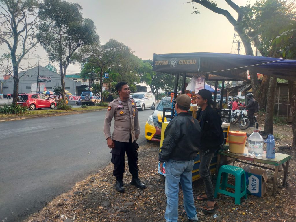 Bhabinkamtibmas Sukapura Polsek Utbar bersama warga ajak siskamling 