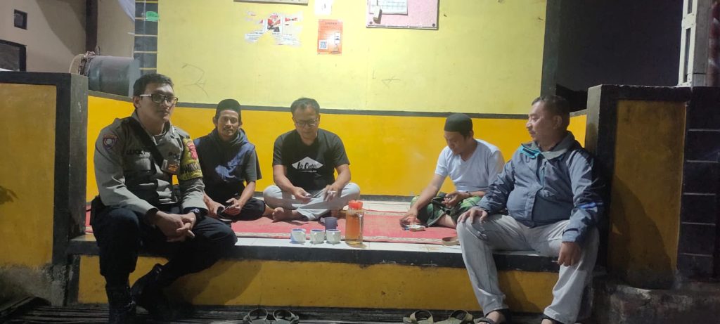 Bhabinkamtibmas Lakukan  Dialogis Sampaikan Pesan Kamtibmas kepada  Masyarakat di malam hari