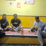 Bhabinkamtibmas Lakukan  Dialogis Sampaikan Pesan Kamtibmas kepada  Masyarakat di malam hari