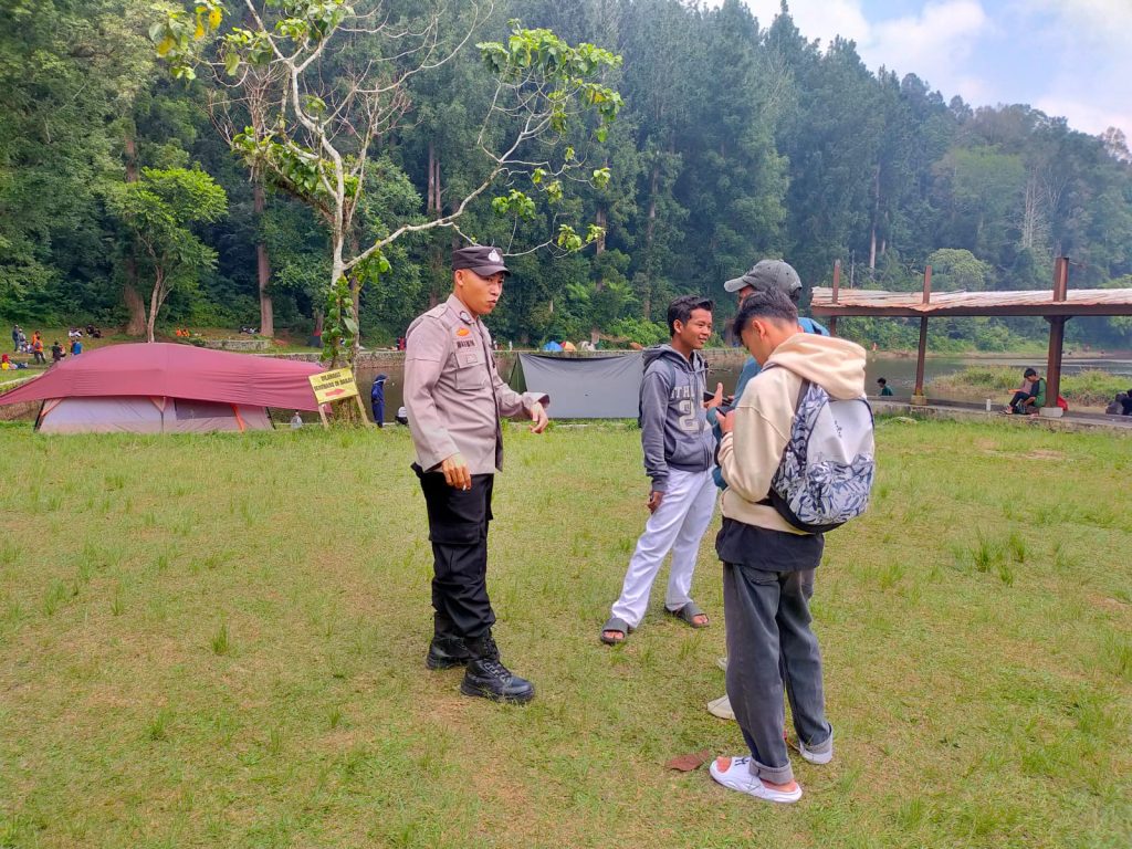 Personil Polsek kadudampit Melaksanakan giat Patroli tempat wisata situgunung.