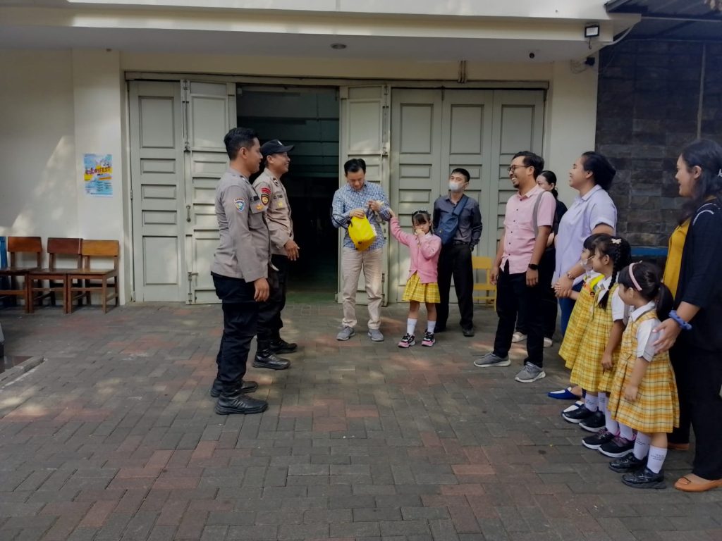 Personil Polsek Sukalarang Laksanakan PAM Ibadah Kebaktian di Gereja, Kristen Indonesia (GKI) Penginjil Kota Sukabumi