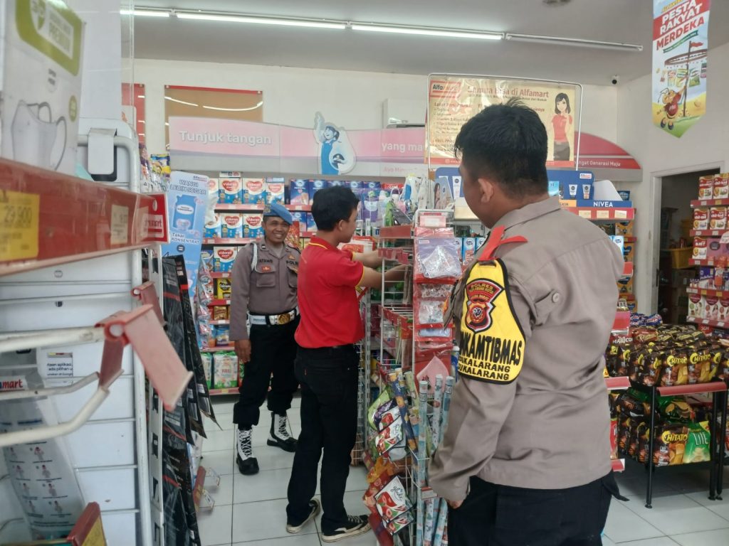 Sampaikan Himbauan Kamtibmas Kepada Karyawan Minimarket saat Patroli Siang