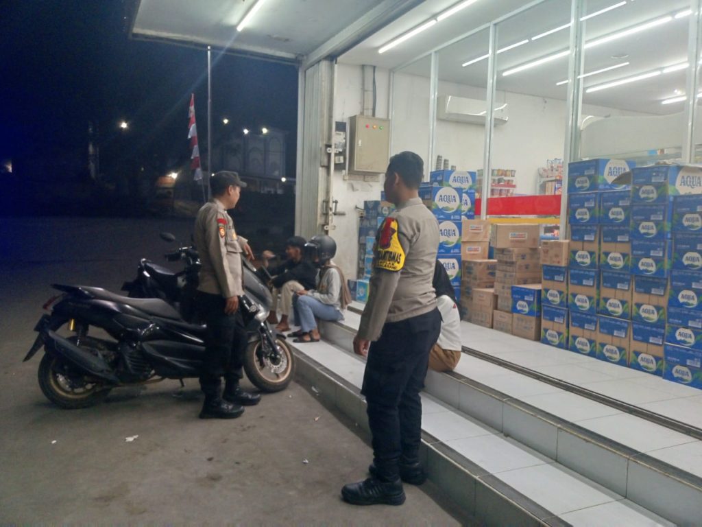 Polisi Patroli Malam Sambangi  Minimarket Dan Dialogis Dengan Masyarakat