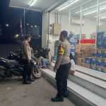 Polisi Patroli Malam Sambangi  Minimarket Dan Dialogis Dengan Masyarakat