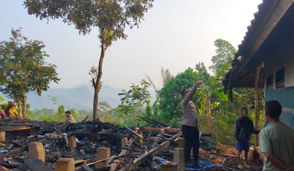 Polsek Pakenjeng Cek TKP Kebakaran Rumah Panggung