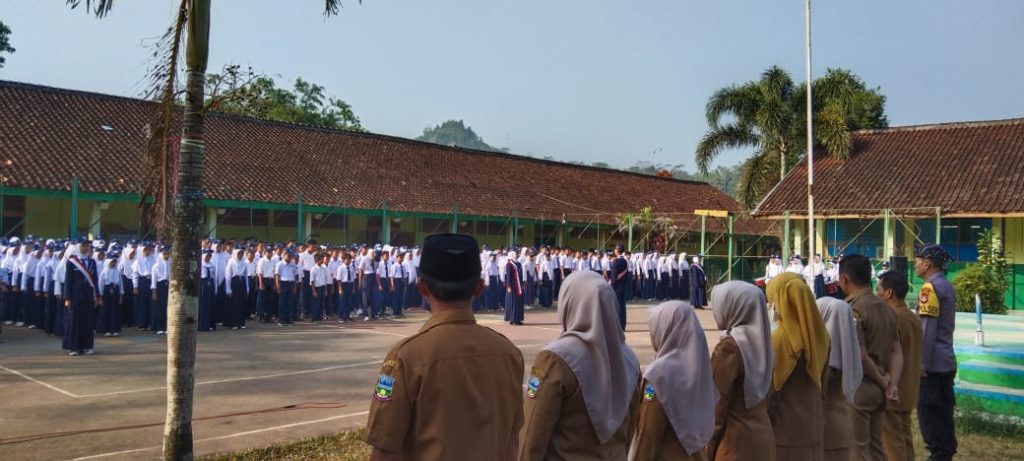 Kapolsek Banjarwangi Beri Pembinaan Kedisiplinan di SMPN 1 Banjarwangi