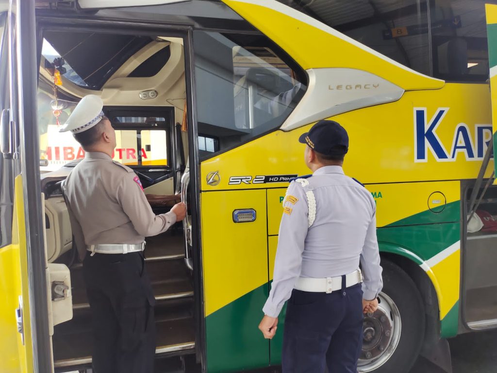 Satlantas Polres Garut Gelar Ramchek Kendaraan Umum di Terminal Guntur