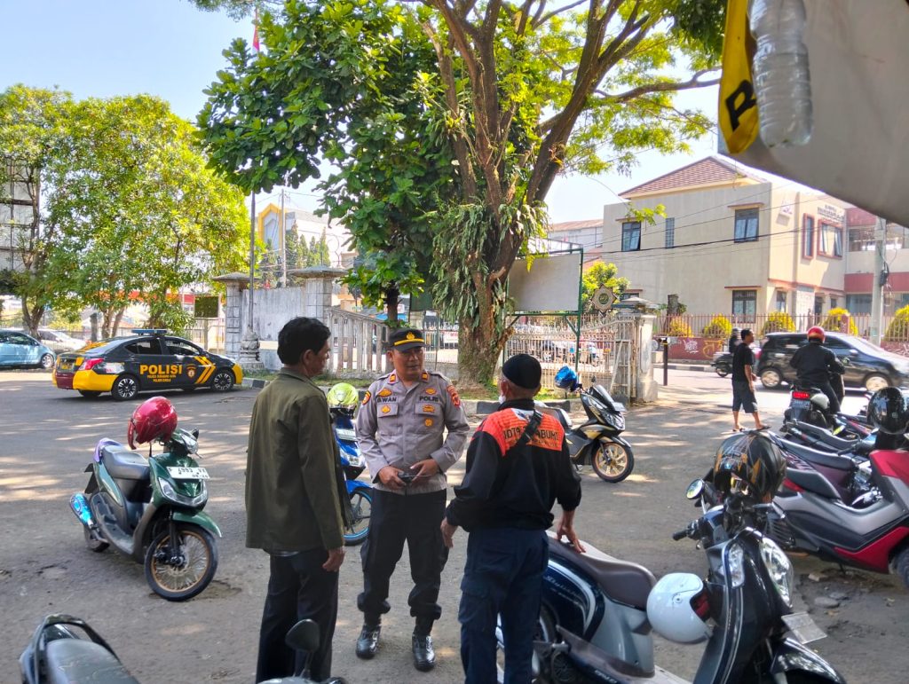 Panit Samapta Polsek Cikole Laksanakan Patroli dan Dialogis dengan Warga