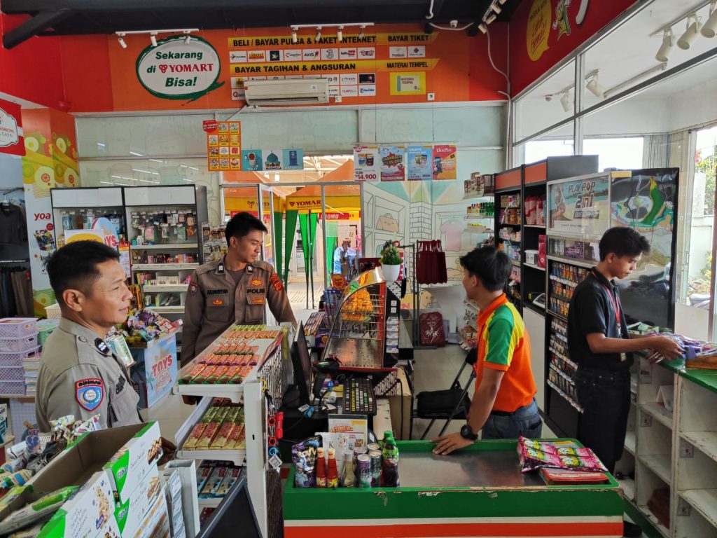 Sampaikan Himbauan Kamtibmas Kepada Karyawan Minimarket saat Patroli Siang