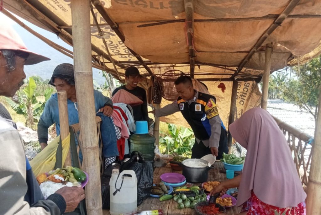 Polsek Leles Gelar Kegiatan NGASO Bersama Warga