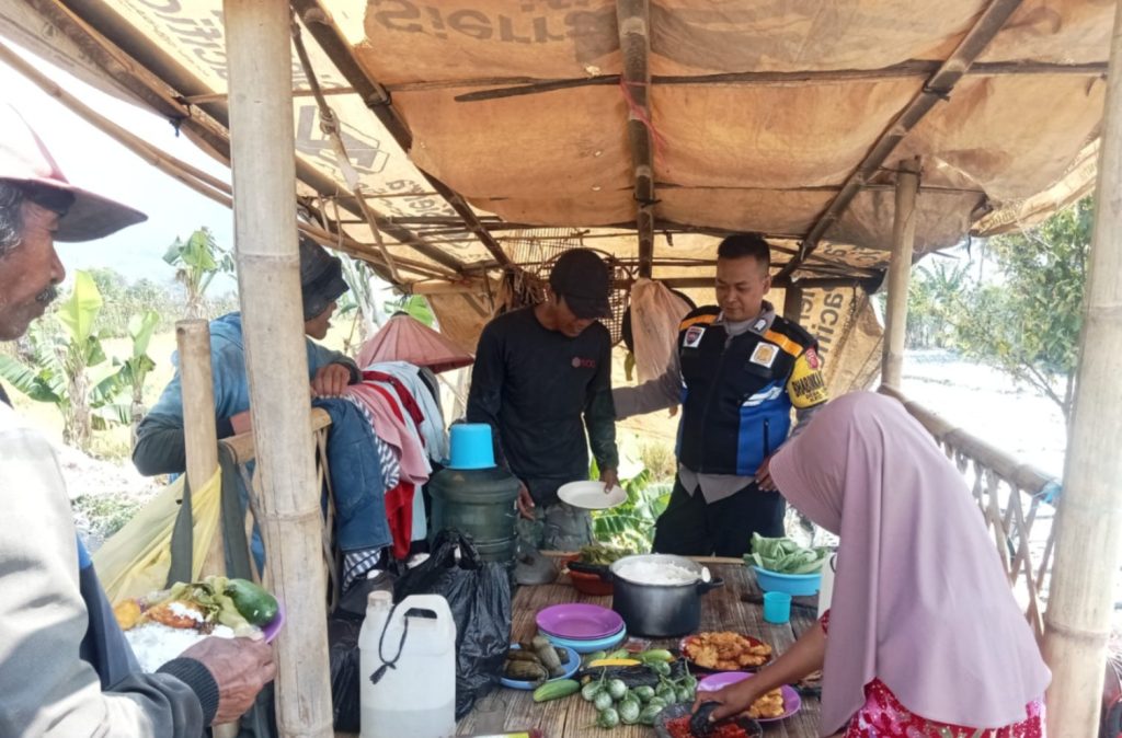 Polsek Leles Gelar Kegiatan NGASO Bersama Warga