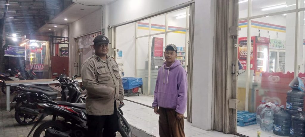 Patroli Polsek Kebonpedes Sambangi Mini Market Guna Berikan Rasa Aman Warga Berbelanja