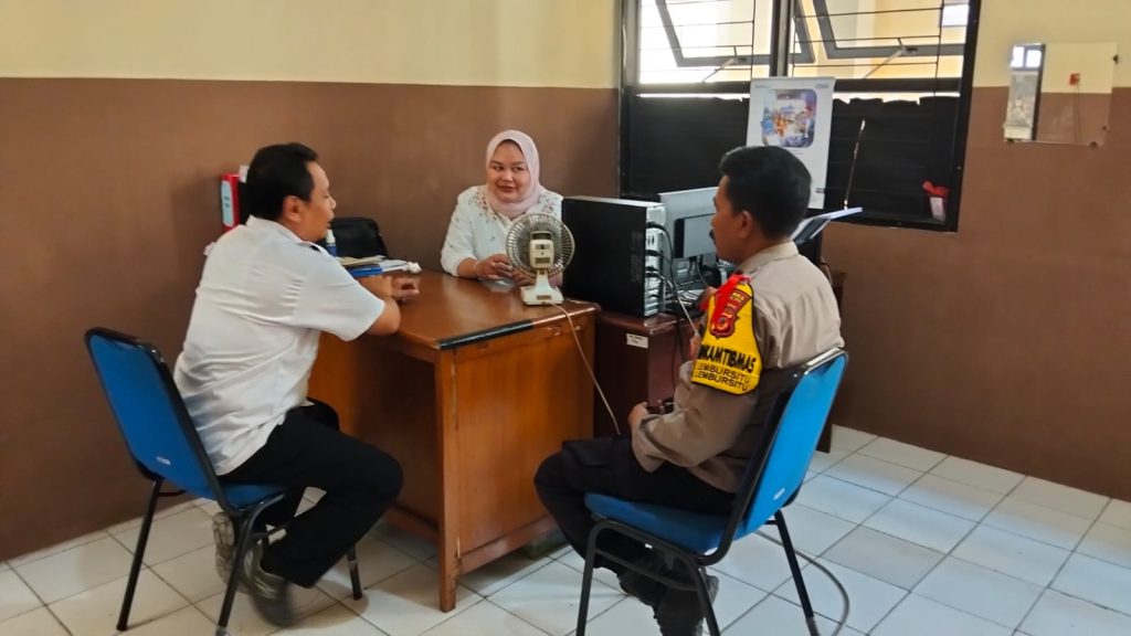 Bhabinkamtibmas Polsek Lembursitu sambangi warga masyarakat