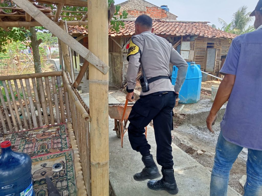 Bhabinkamtibmas Polsek Lembursitu monitoring pembangunan gang anggaran P2RW