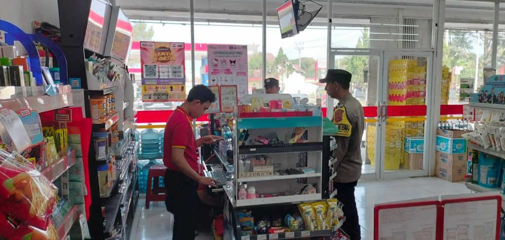 Sampaikan Himbauan Kamtibmas Kepada Karyawan Minimarket saat Patroli Siang