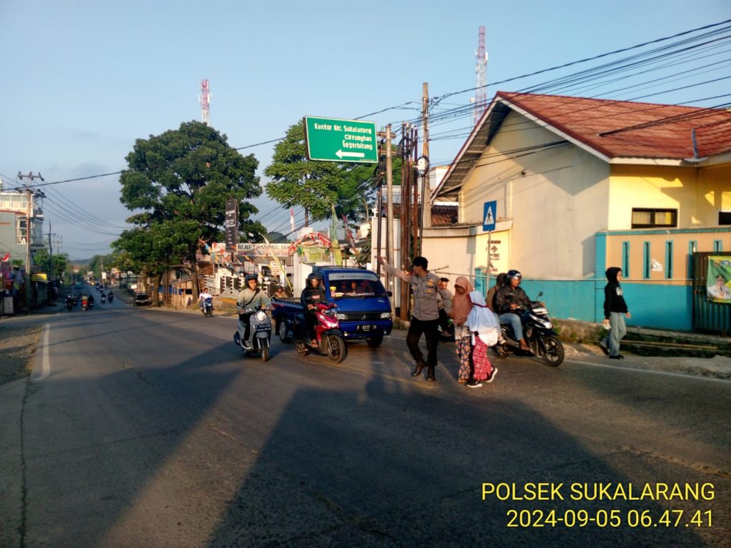 Wujud Kepedulian, Polisi Bantu Anak-Anak Sekolah Menyeberang Jalan