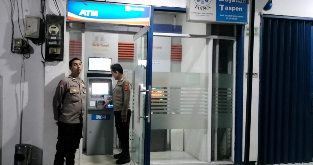 Personil Samapta Polsek Sukalarang Patroli Malam Hari Sambangi ATM BRI Cegah Kejahatan Perbankan