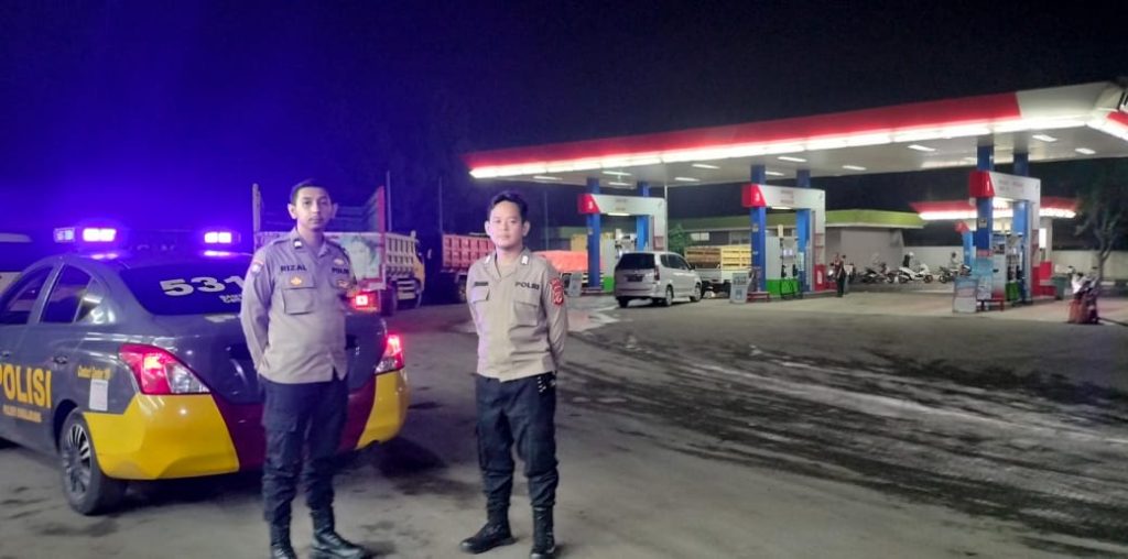 Polisi Sambangi SPBU Malam Hari, Sampaikan Pesan Kamtibmas