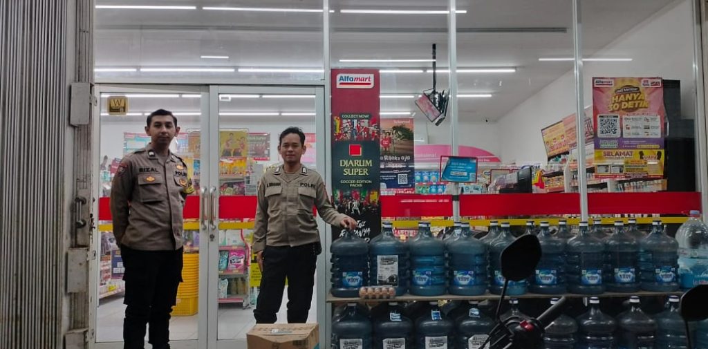 Anggota Polsek Sukalarang Laksanakan Patroli Dialogis Kerawanan Malam Sambangi Minimarket Alfamart