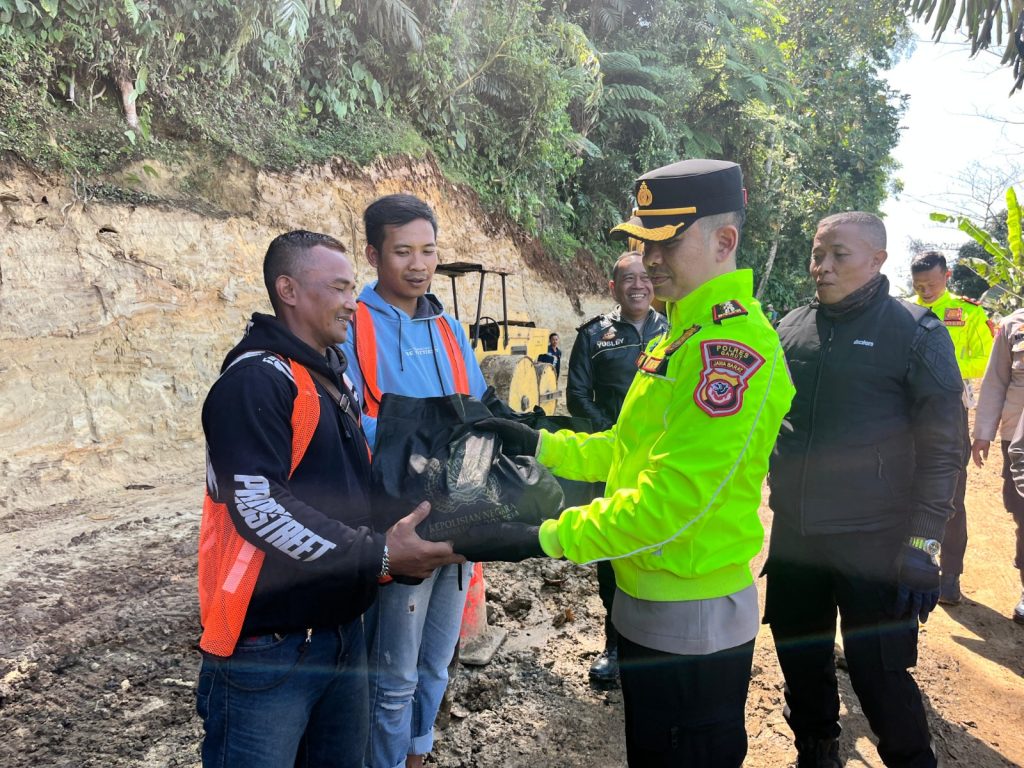 Kapolres Garut Berikan Bansos Dalam Kunjungan Kerja Ke Wilayah Selatan