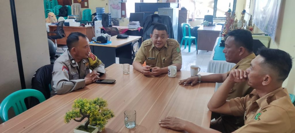 Efektifkan lintas sektoral, Bhabinkabtibmas tingkatkan silaturahmi Cooling system bersama Lurah Jayamekar