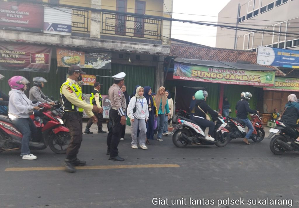 Antisipasi Kemacetan Pagi, Unit Lantas Polsek Sukalarang Melaksanakan Gatur Lalin Saat Jam Masuk Karyawan