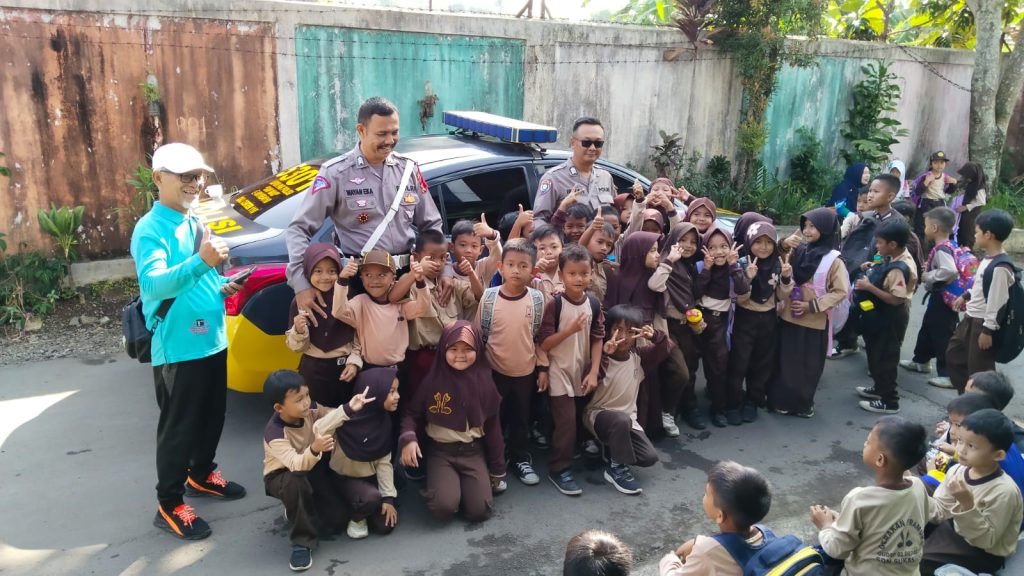 Bhabinkamtibmas Polsek Cikole Laksanakan Giat Bina Lingkungan