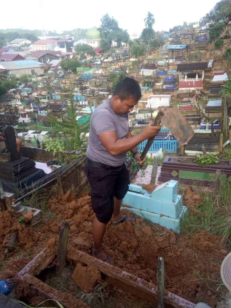 Kadivhumas Sampaikan Apresiasi Kapolri ke Anggota yang Jadi Penggali Kubur