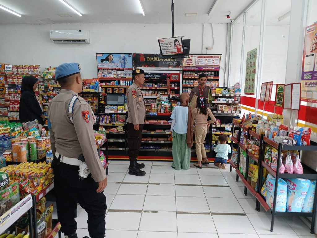 Sampaikan Himbauan Kamtibmas Kepada Karyawan Minimarket saat Patroli Siang