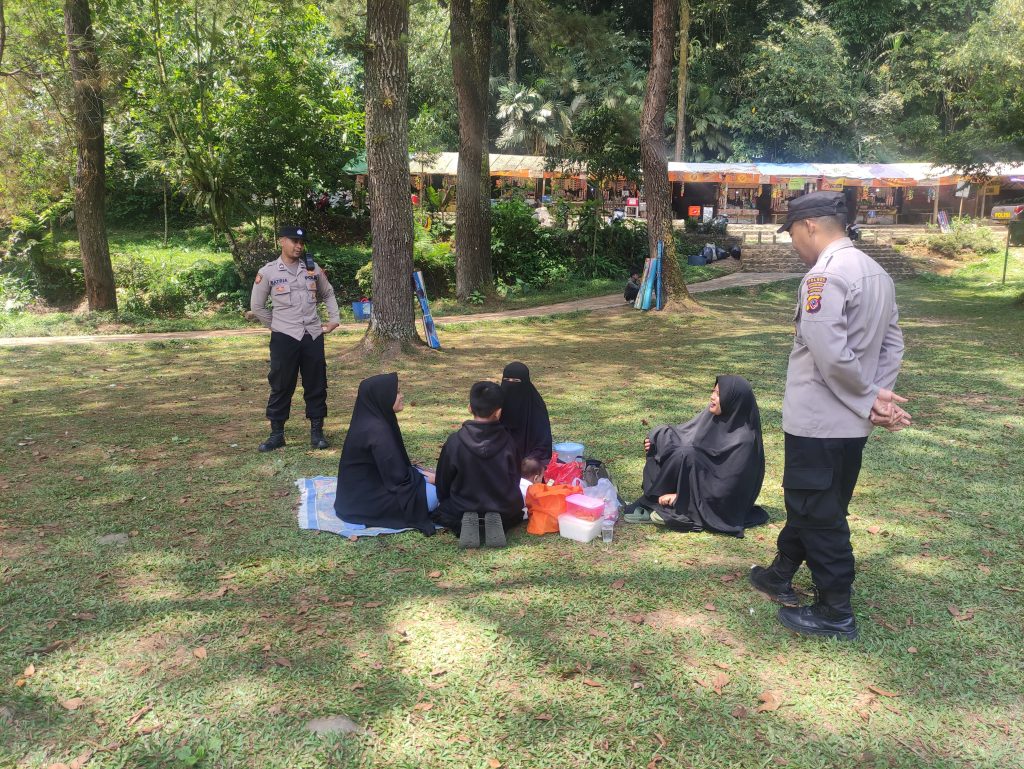 Personil Polsek kadudampit Melaksanakan giat Patroli tempat wisata situgunung.