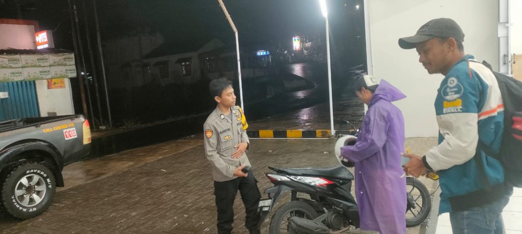 Bhabinkamtibmas Polsek Kebonpedes Berikan Himbauan Kamtibmas Kepada Warga Untuk Waspada Terhadap Aksi Curanmor