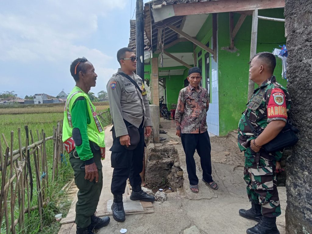 Bhabinkamtibmas Bersinergi dengan Babinsa Sambangi Warga Untuk Tingkatkan Harkamtibmas