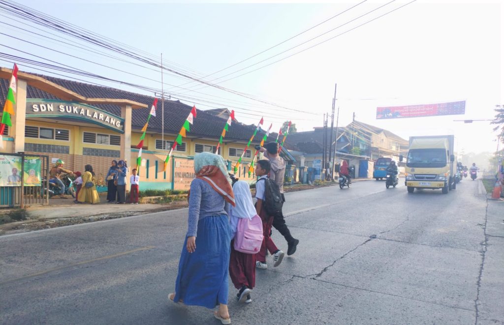 Wujud Kepedulian, Polisi Bantu Anak-Anak Sekolah Menyeberang Jalan