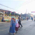 Wujud Kepedulian, Polisi Bantu Anak-Anak Sekolah Menyeberang Jalan