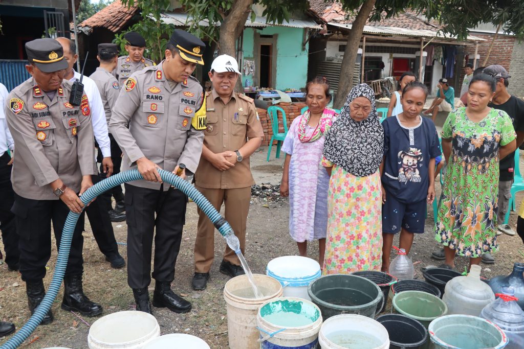 Kapolres Cirebon Kota Distribusikan 13.000 Liter Air Bersih Kepada Warga Banjarwangunan