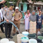 Kapolres Cirebon Kota Distribusikan 13.000 Liter Air Bersih Kepada Warga Banjarwangunan