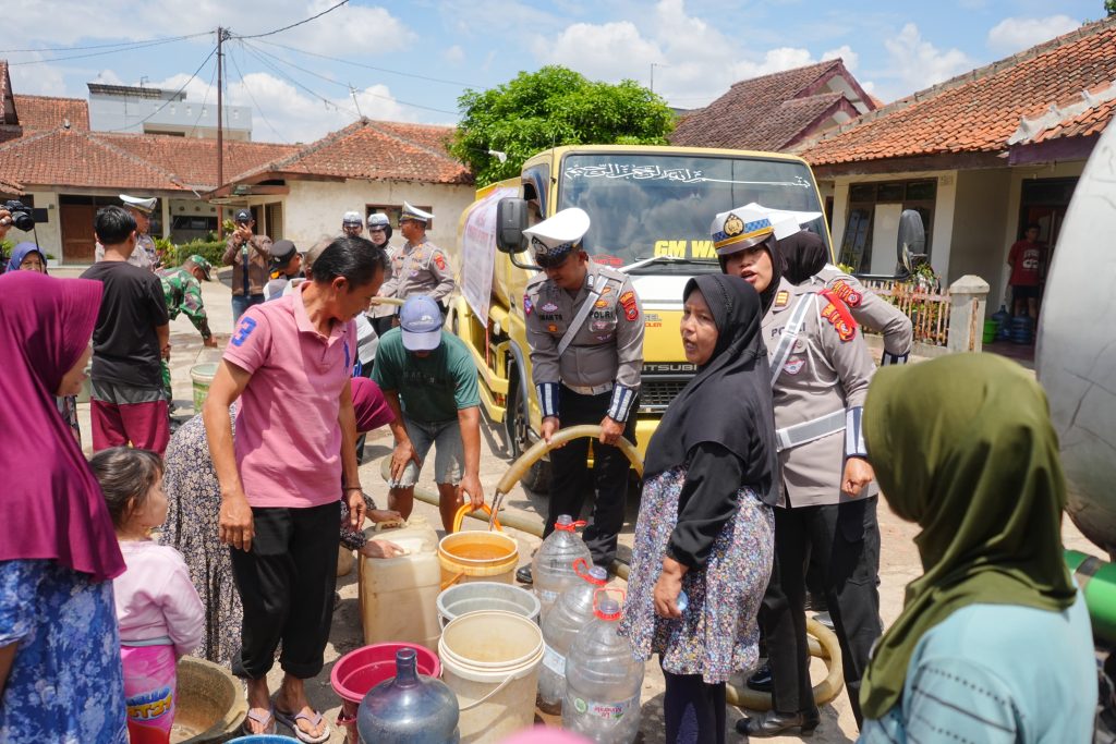 Musim Kemarau, Satlantas Polresta Bandung Berikan Bantuan Air Bersih Kepada Warga Rancaekek