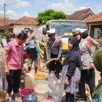 Musim Kemarau, Satlantas Polresta Bandung Berikan Bantuan Air Bersih Kepada Warga Rancaekek