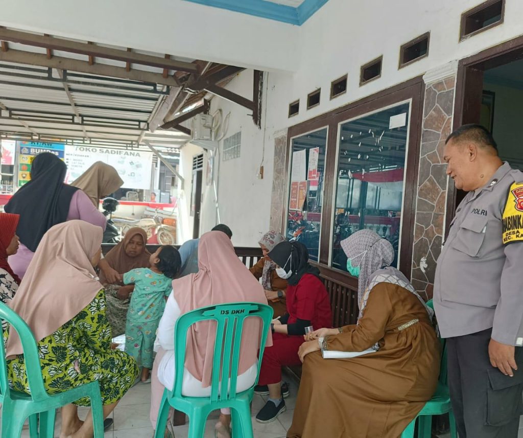 Patroli dialogis Bhabinkamtibmas Kedung jaya Polsek Kedawung, sambangi Posyandu